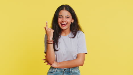 mujer india inspirada que tiene una buena idea, plan, puesta en marcha, mostrando inspiración motivación gesto eureka