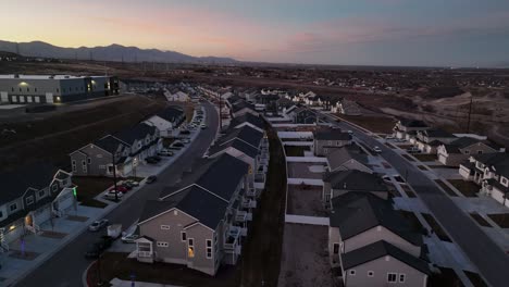 hermosa vista aérea del atardecer que establece una toma en bringhurst en bluffdale, utah, inclinación hacia adelante