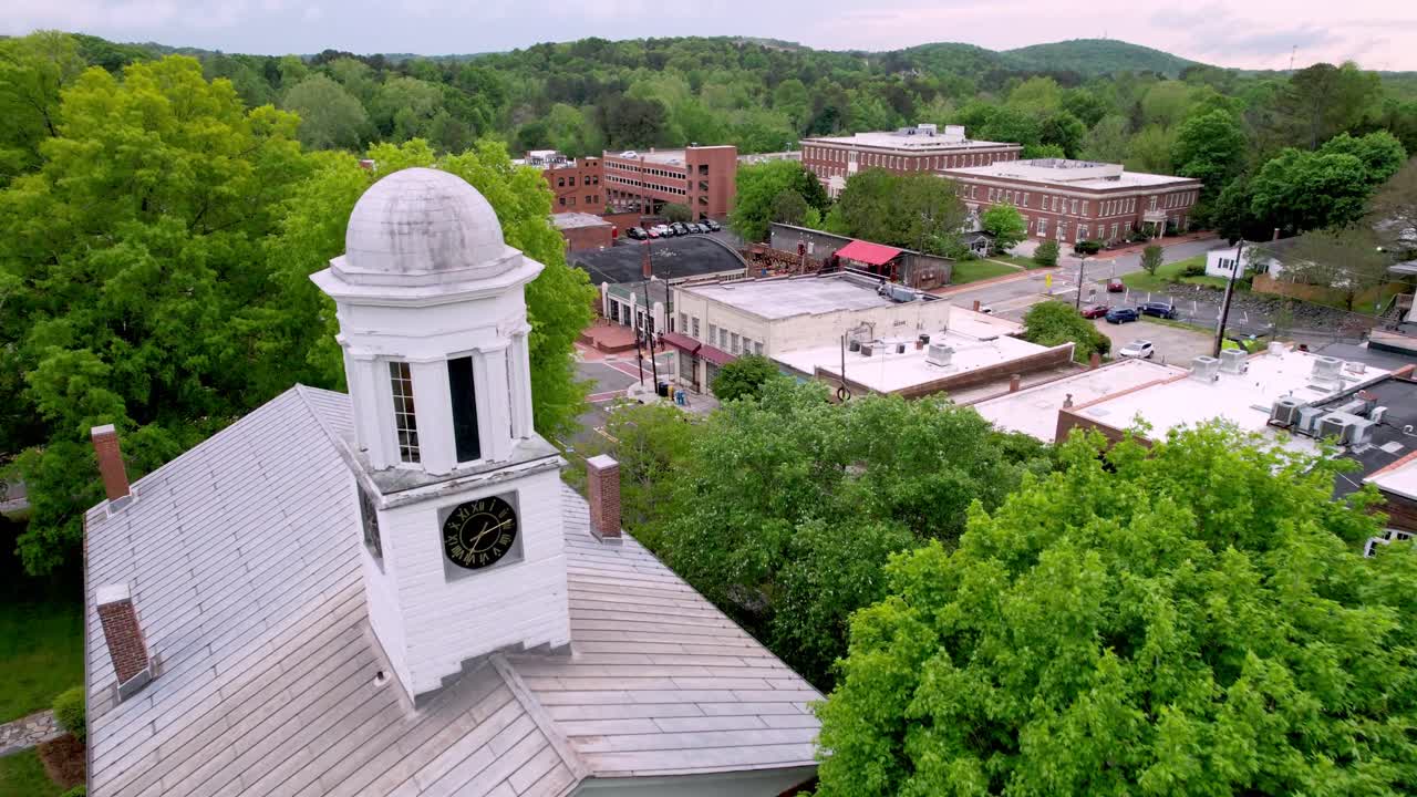 노스캐롤라이나주 힐스보로에 있는 오렌지 카운티 법원 위의 공중