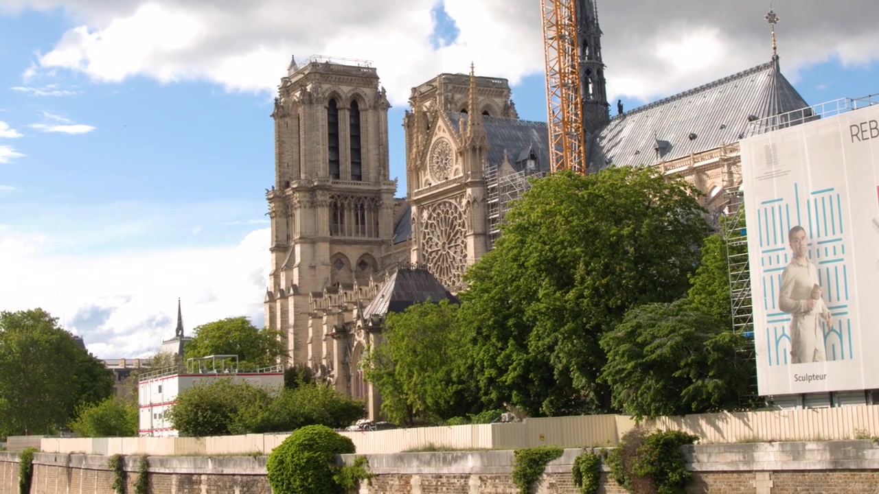 Paris, Fransa'da Sen Nehri boyunca tadilatta olan Notre Dame Katedrali'nin geniş çekimi.