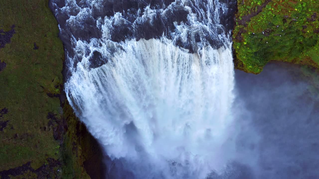 poderosa cascada de skogafoss en skogar, sur de islandia - toma aérea de drones