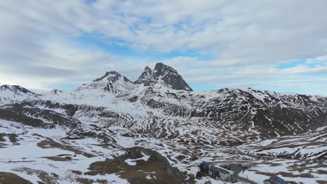 Drohne-Rückt-In-Richtung-Des-Schneebedeckten-Berges-Pic-Du-Midi-D&#39;Ossau-In-Frankreich-Vor