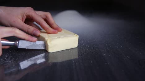 jefe cortando rebanadas de mantequilla