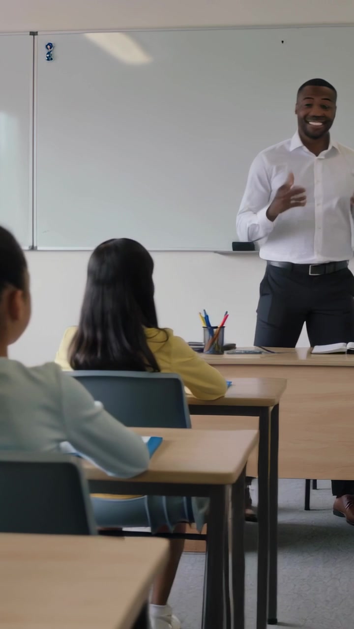 Vídeo vertical: Iniciando a aula, professor de camisa branca movendo-se para a direita e gesticulando para o quadro na escola.