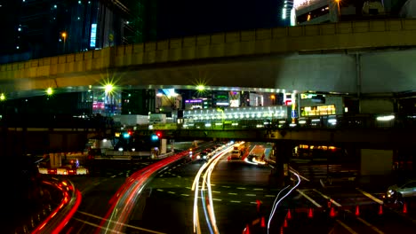 intersección cerca de la estación de shibuya lapso nocturno 4k obturador lento zoom en