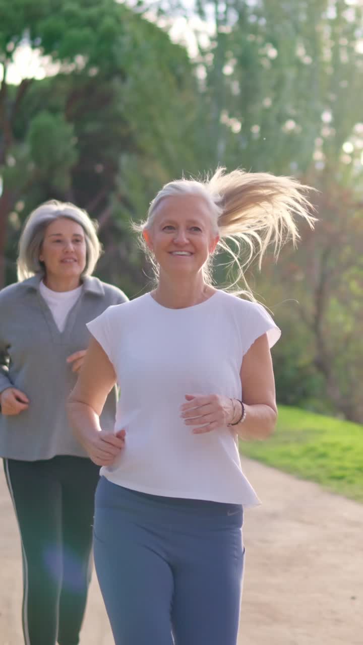 Gruppo di anziani che fanno jogging insieme in un parco