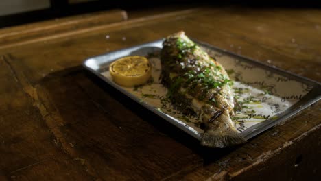 con pescado se sirve en un plato de metal