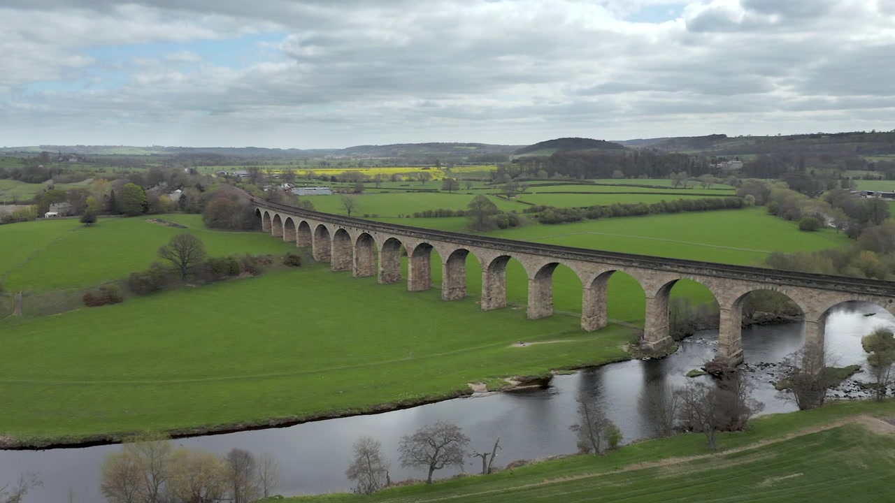 Luftoptagelse af Arthington Viadukt i North Yorkshire, England på en forårsdag.