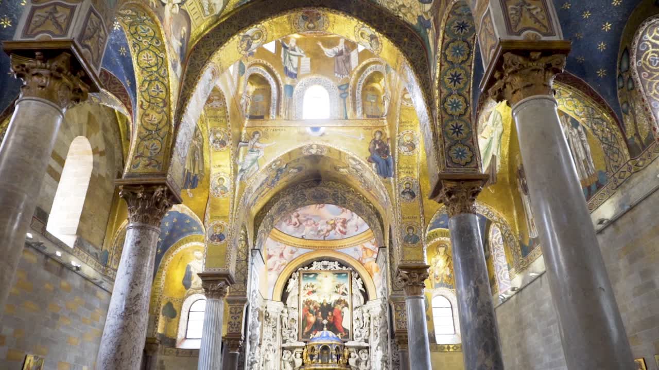 interior de una iglesia decorada con mosaicos