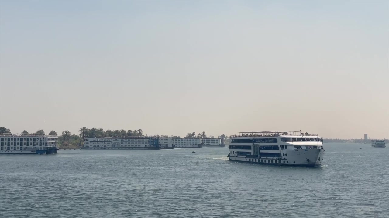 Nave da crociera in partenza dal porto di una città egiziana sul fiume Nilo in Egitto