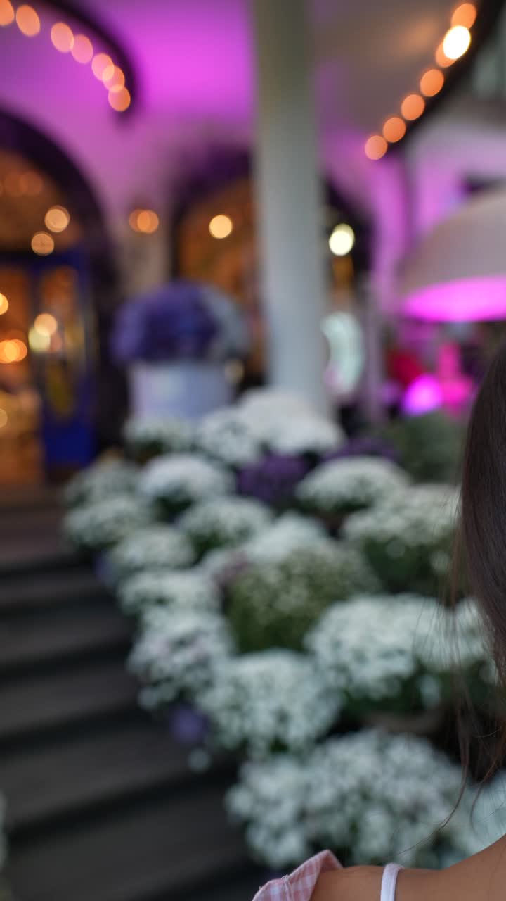mujer con un lazo rojo en el cabello