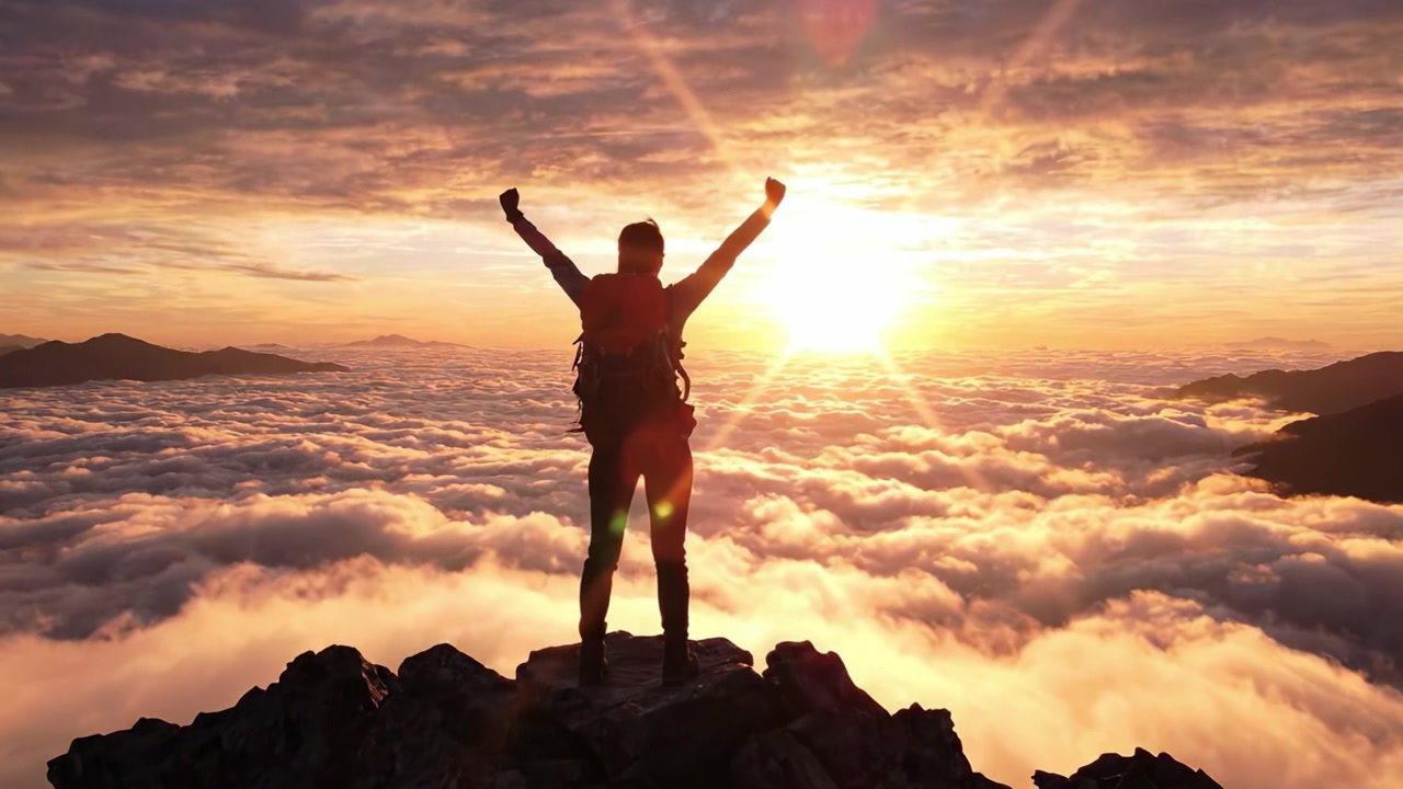 Uma Jornada de Triunfo: Uma Figura Silhuetada Contra um Pôr do Sol Majestoso Sobre as Nuvens, Celebrando a Vista do Pico da Montanha na Luz da Manhã Cedo
