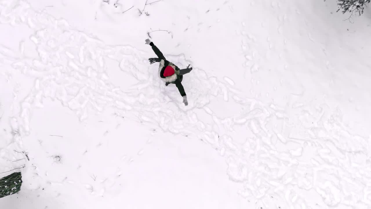 mujer joven disfrutando del invierno