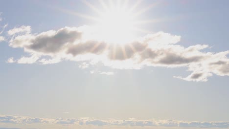 lapso de tiempo del sol moviéndose a través del cielo nublado