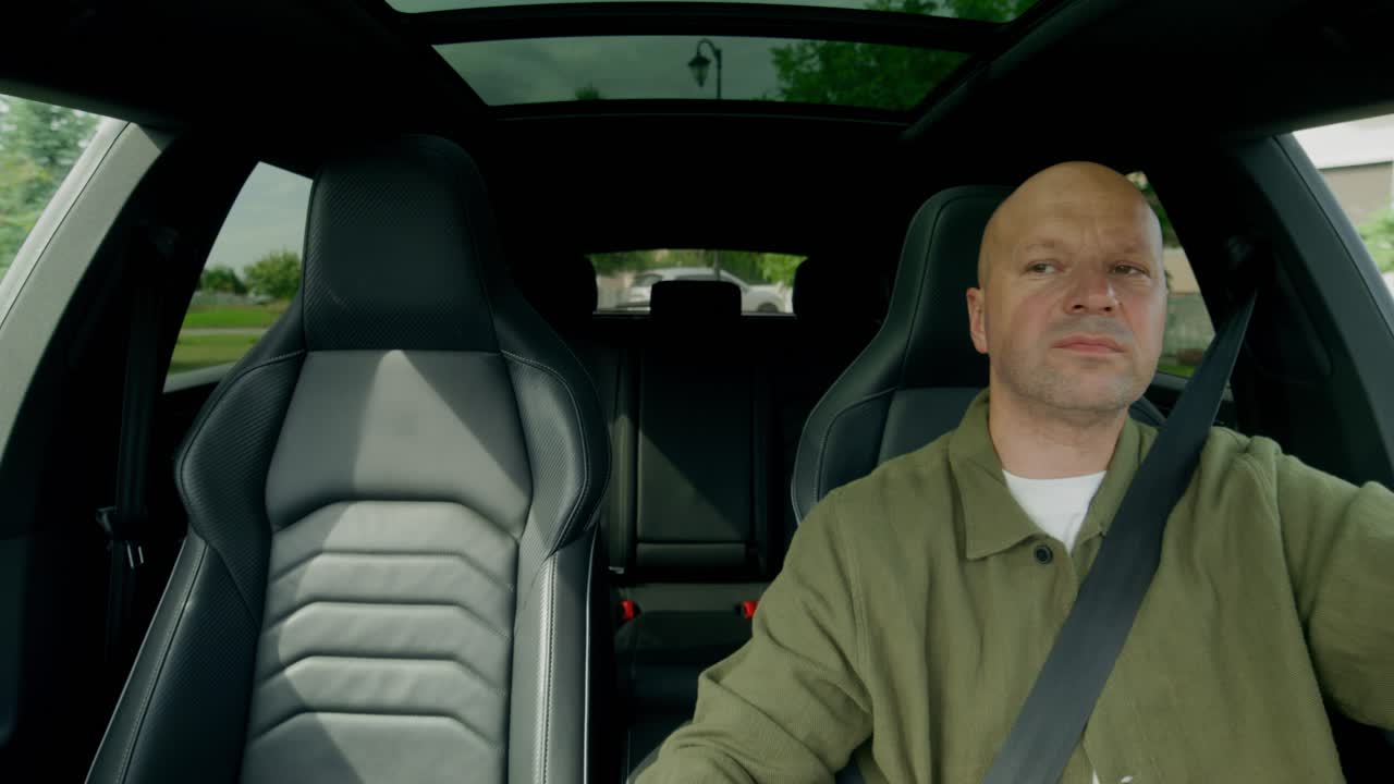 차를 운전하는 남자