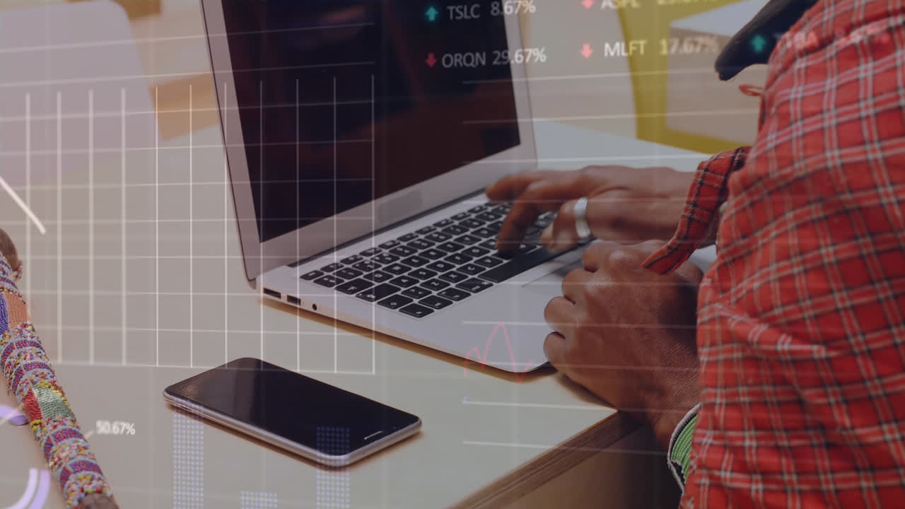 animazione dell'elaborazione dei dati finanziari su un uomo afroamericano che usa uno smartphone e un portatile