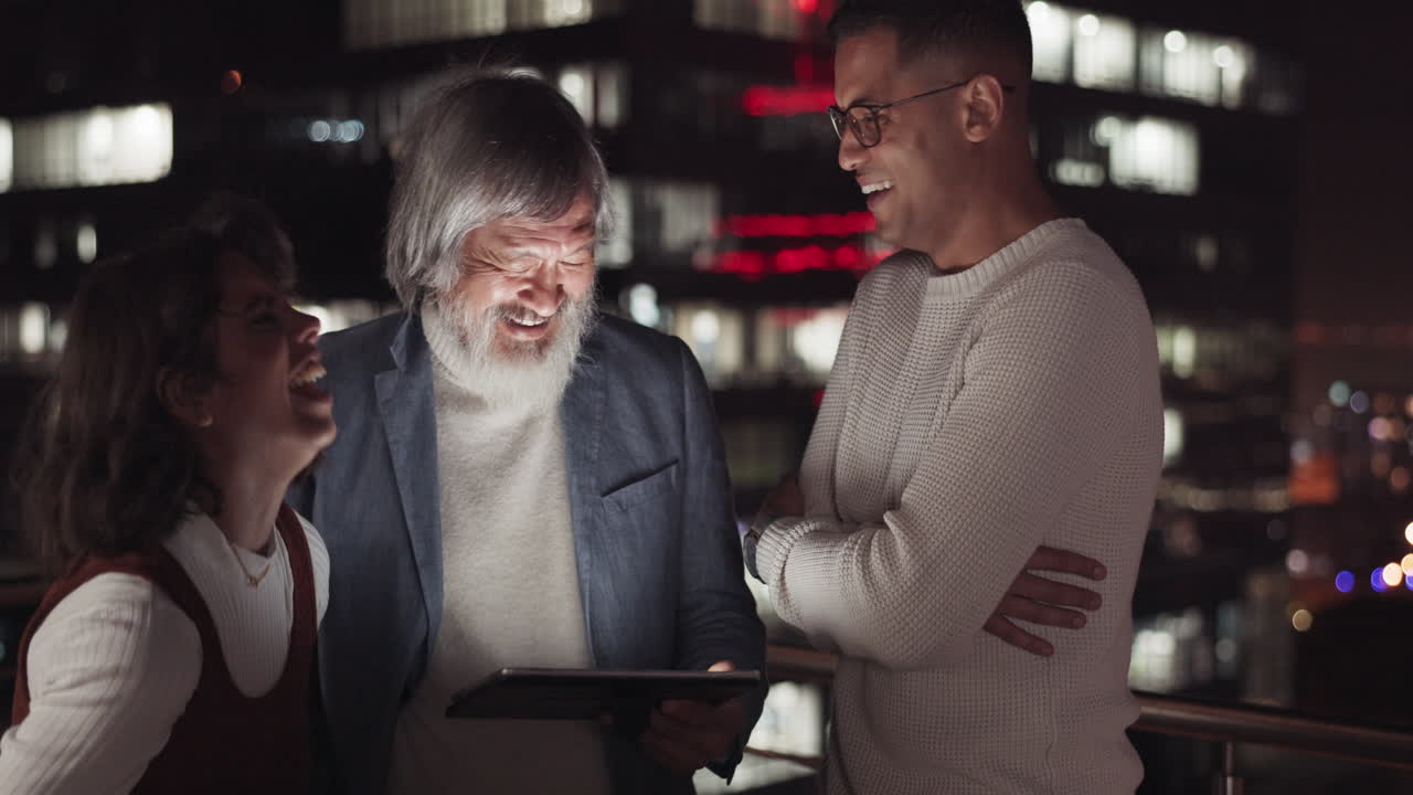 equipo de negocios, tableta y noche en el edificio de la ciudad
