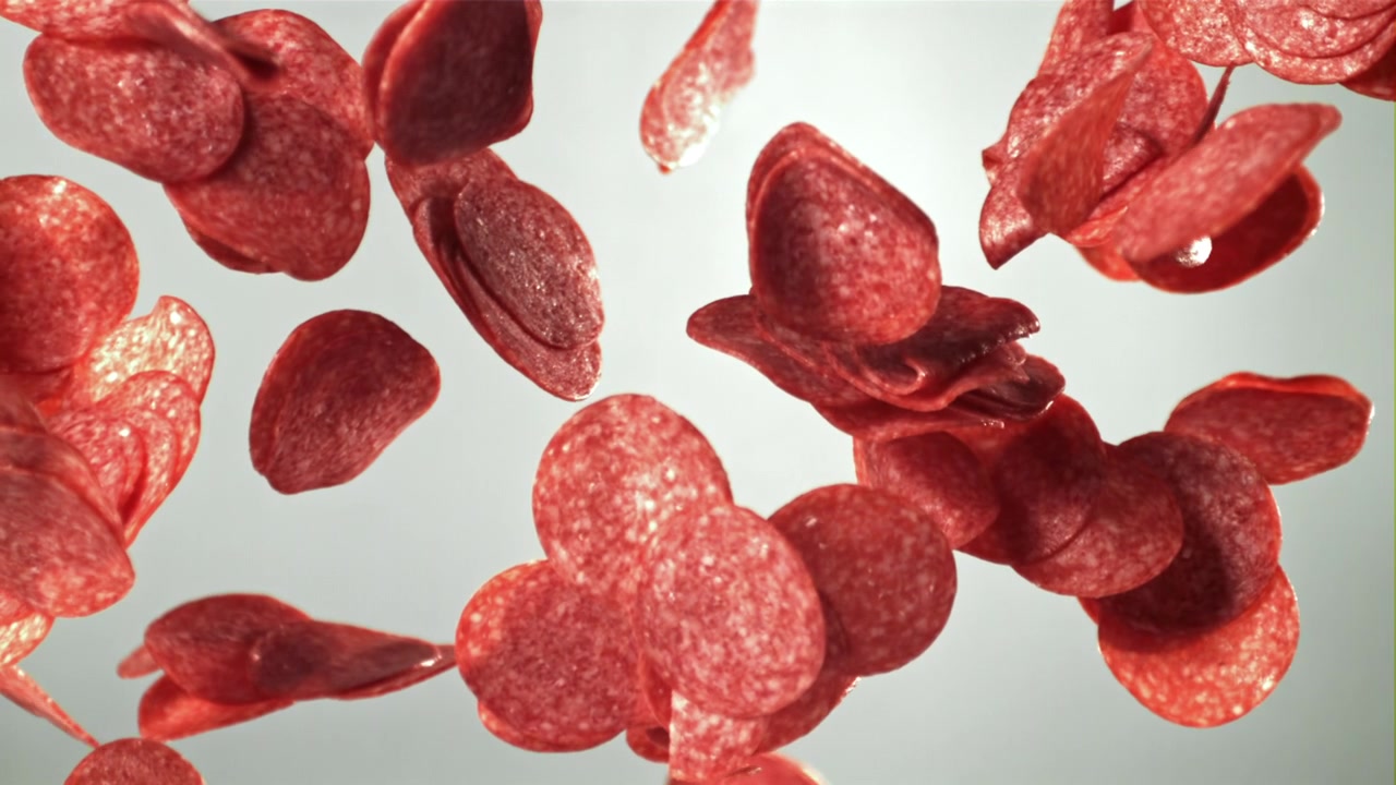 Beyaz Arka Plan Üzerinde Ağır Çekimde Düşen Kırmızı Pepperoni Dilimleri