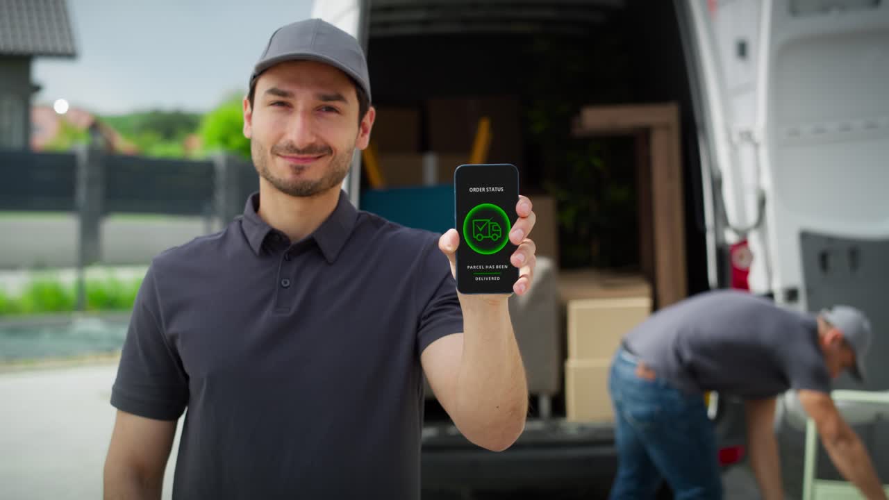 video del repartidor sosteniendo el móvil con la aplicación móvil