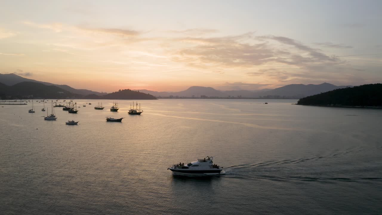vista aérea de un yate al atardecer en el océano