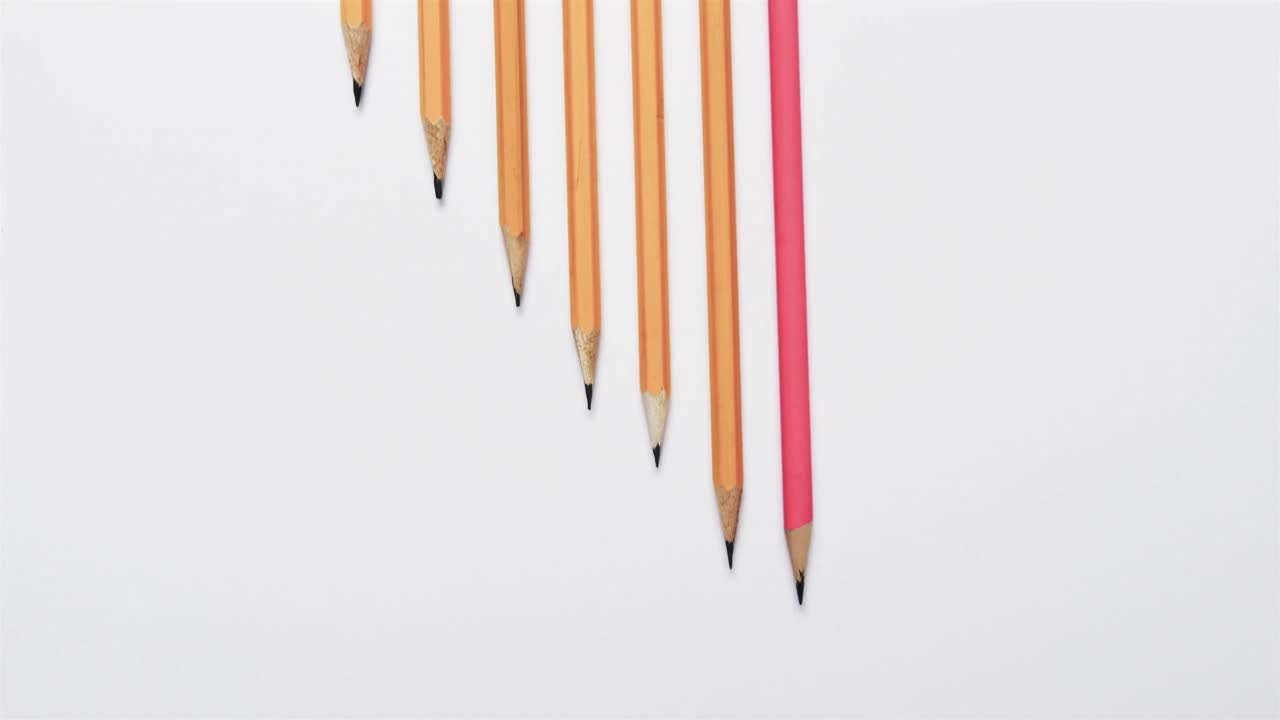 하 배경 에 배열 된 연필 들 의 상상, 느린 동작