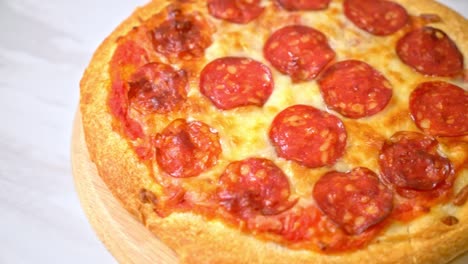 pizza de pepperoni en bandeja de madera - estilo de comida italiana