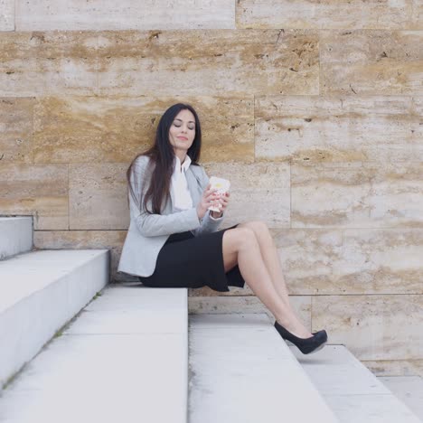 mujer de negocios mirando la taza de café
