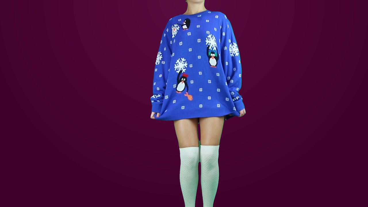 Ragazza con calze bianche che balla con un maglione natalizio blu con pinguini. Incluso sfondo verde per un cambio di sfondo personalizzato, ma anche uno sfondo bordeaux come esempio.