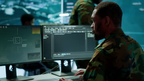 soldado trabajando con inteligencia artificial en la computadora en la sala de control
