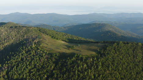 Una-Toma-Aérea-De-La-Montaña-Cole-Y-El-Sendero-De-Los-Apalaches-Al-Amanecer-Durante-El-Verano