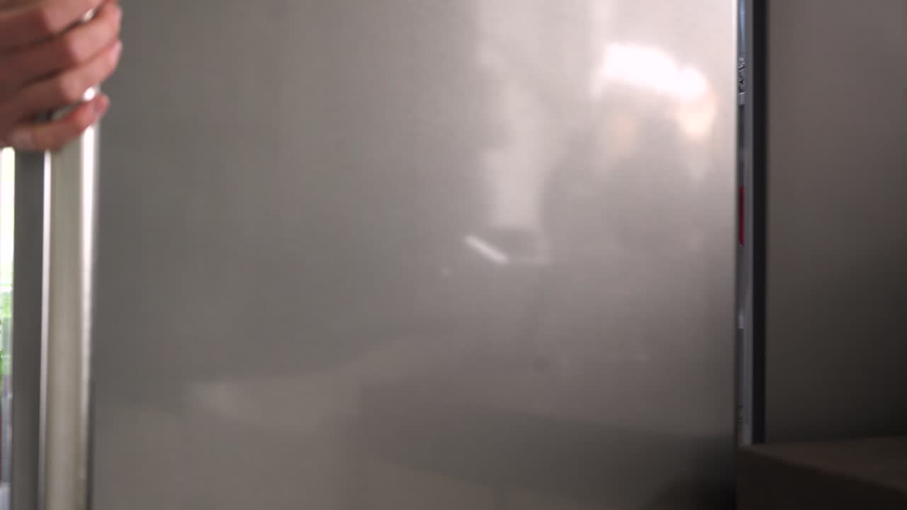 abriendo el refrigerador y agarrando algo