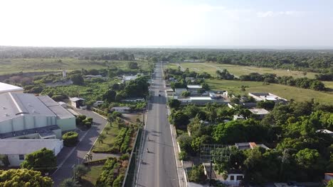 Toma-De-Drones-Estáticos-De-La-Sobrecarga-De-Drones-Moviéndose-A-Lo-Largo-De-Una-Carretera-Larga-Con-Poco-Tráfico-En-La-Carretera,-Entorno-Rural