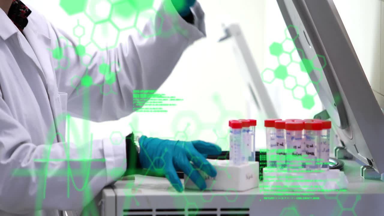 animación del procesamiento de datos científicos sobre las manos de un trabajador de laboratorio caucásico con muestras