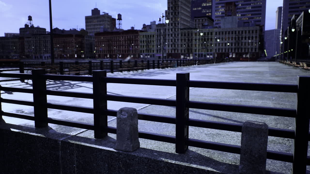 Paisaje de la ciudad al anochecer