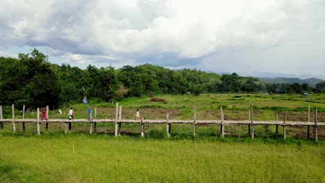 el puente de bambú a través de los campos de arroz de su tong pae en un pequeño pueblo de la provincia de pai mae hong son tailandia