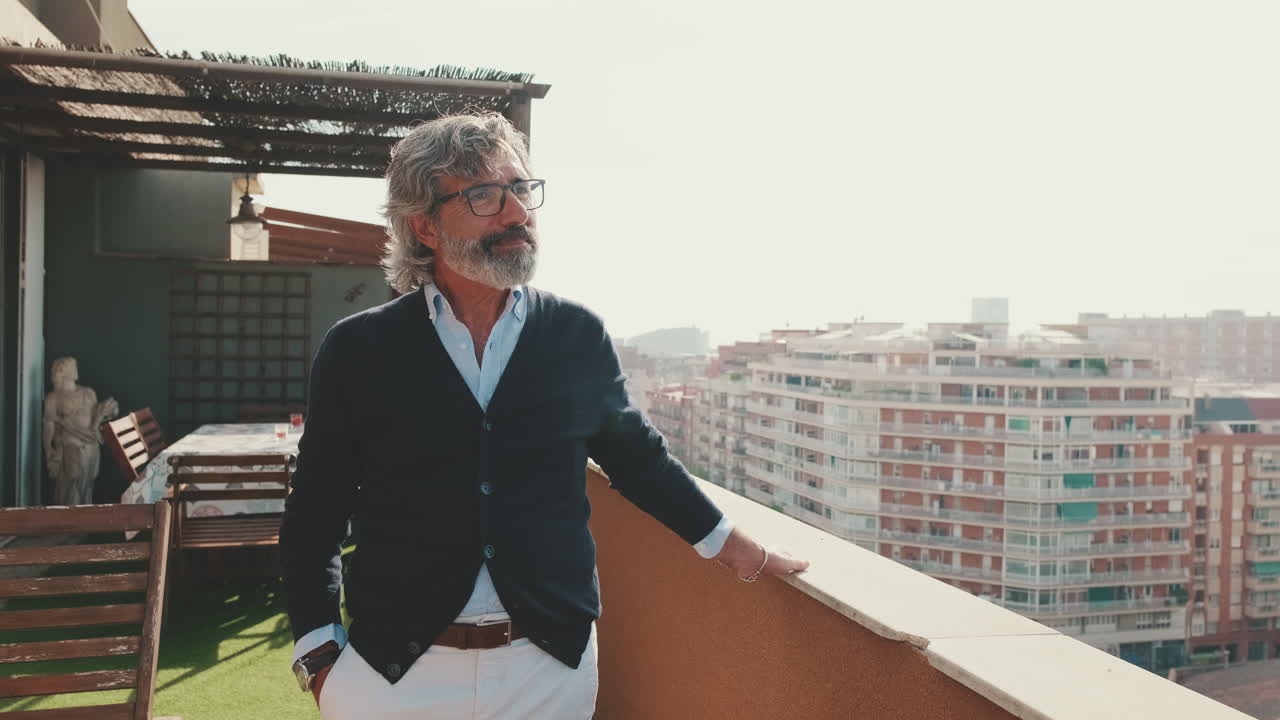 Uomo sulla terrazza panoramica sul tetto che guarda la città
