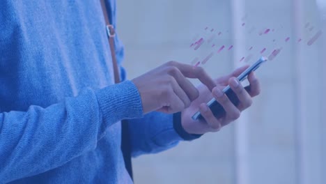 animación de un patrón abstracto sobre la sección media de un hombre caucásico usando un teléfono inteligente.