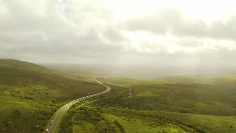 carretera de montaña con tráfico