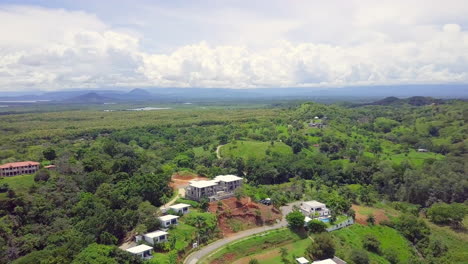 toma de drones de la vista de la naturaleza en el bosque y destino de vacaciones con vista de fondo de montaña y cielo nublado, boca chica, panamá