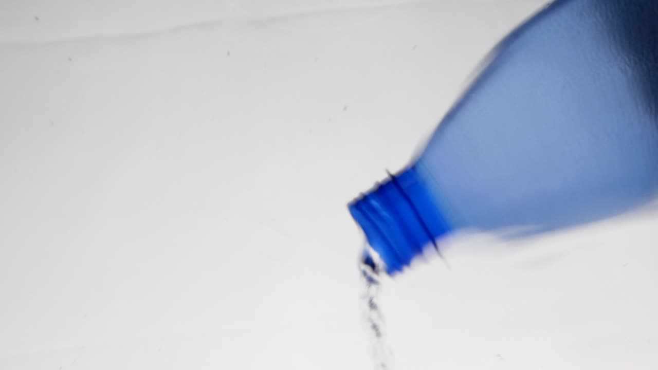 burbujas de aire en el agua mientras se vierte agua en el vidrio, fotos de la esquina submarina. fondo abstracto creativo, estilo de tono plateado.