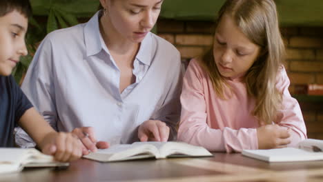 Joven-Maestro-Y-Estudiantes-Leyendo-La-Biblia-En-Silencio