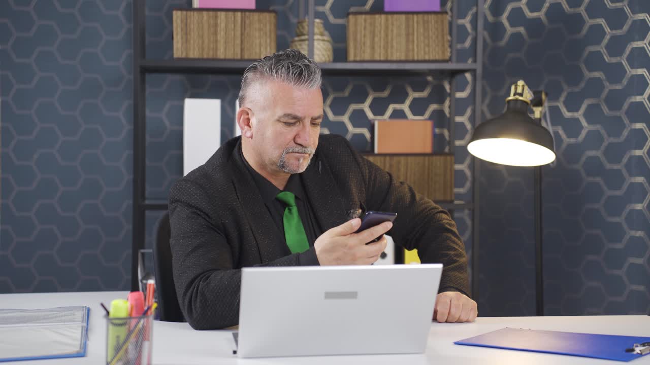 스트레스를 받은 사업가는 생각하고 있습니다.