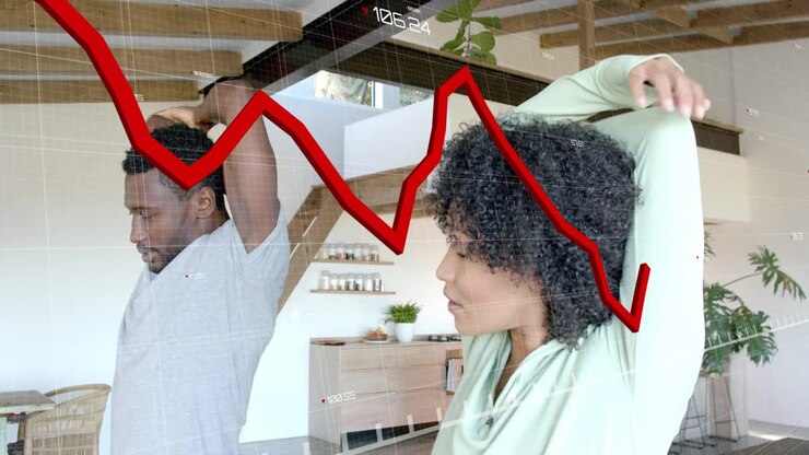 Uomo che inizia a sollevare il braccio mentre la donna lo imita, entrambi che si stiracchiano in cucina con un grafico rosso che monitora la salute