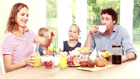 Glückliche-Familie,-Die-Zusammen-Frühstückt