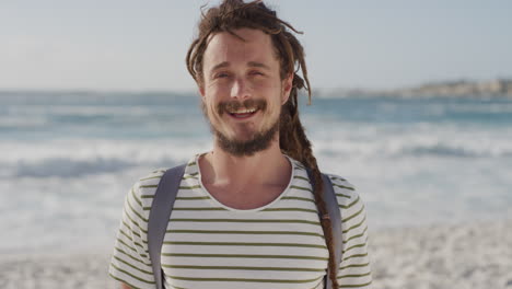 Retrato-De-Un-Joven-Lindo-Riendo-Feliz-En-La-Playa-Mirando-La-Cámara-Disfrutando-De-Las-Cálidas-Vacaciones-De-Verano-En-Cámara-Lenta