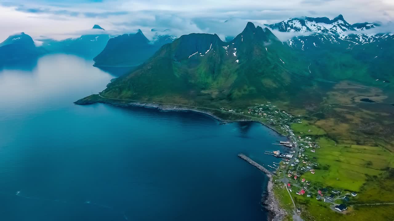 mefjordvar, isla de senja. hermosa naturaleza noruega paisaje natural mefjord.