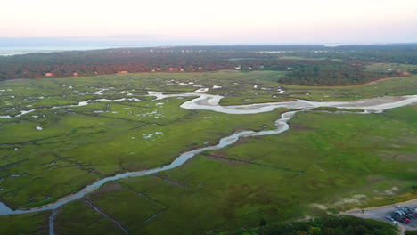 Cape-Cod-Bay-Drohnenaufnahmen-Aus-Der-Luft-Von-Sumpfigem,-Hohem-Grünem-Gras-Und-Wasserbächen-Zur-Goldenen-Stunde