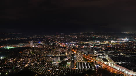 Zeitraffer-Der-Nächtlichen-Skyline-Münchens-Aus-Der-Luft