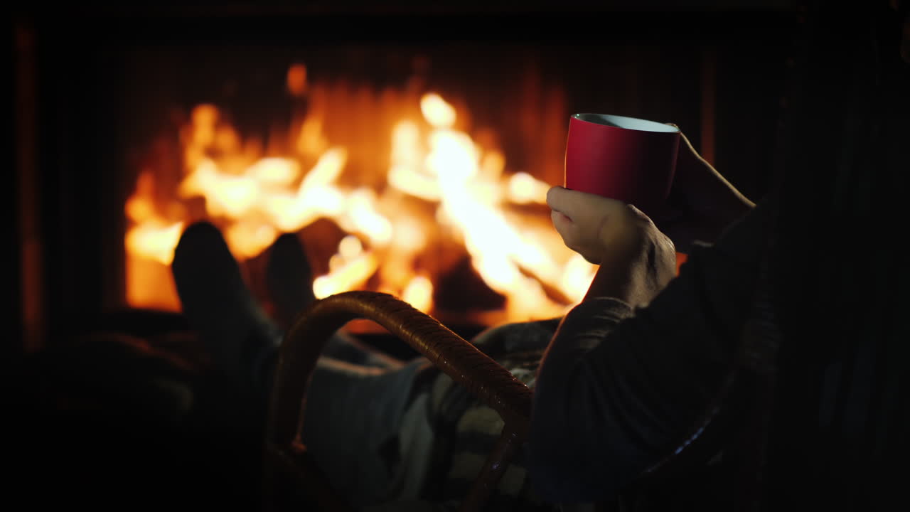 벽난로 옆에서 차 한잔과 함께 휴식