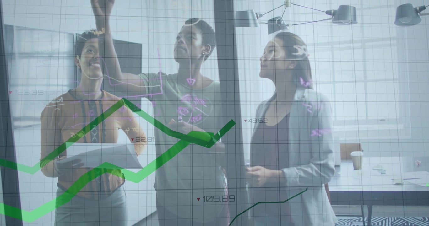 Equipo empresarial diverso colaborando en la estrategia en una oficina moderna